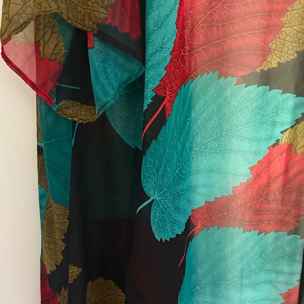 Zenobia Teal and Red Leaf Patterned - Picture 3 of 4